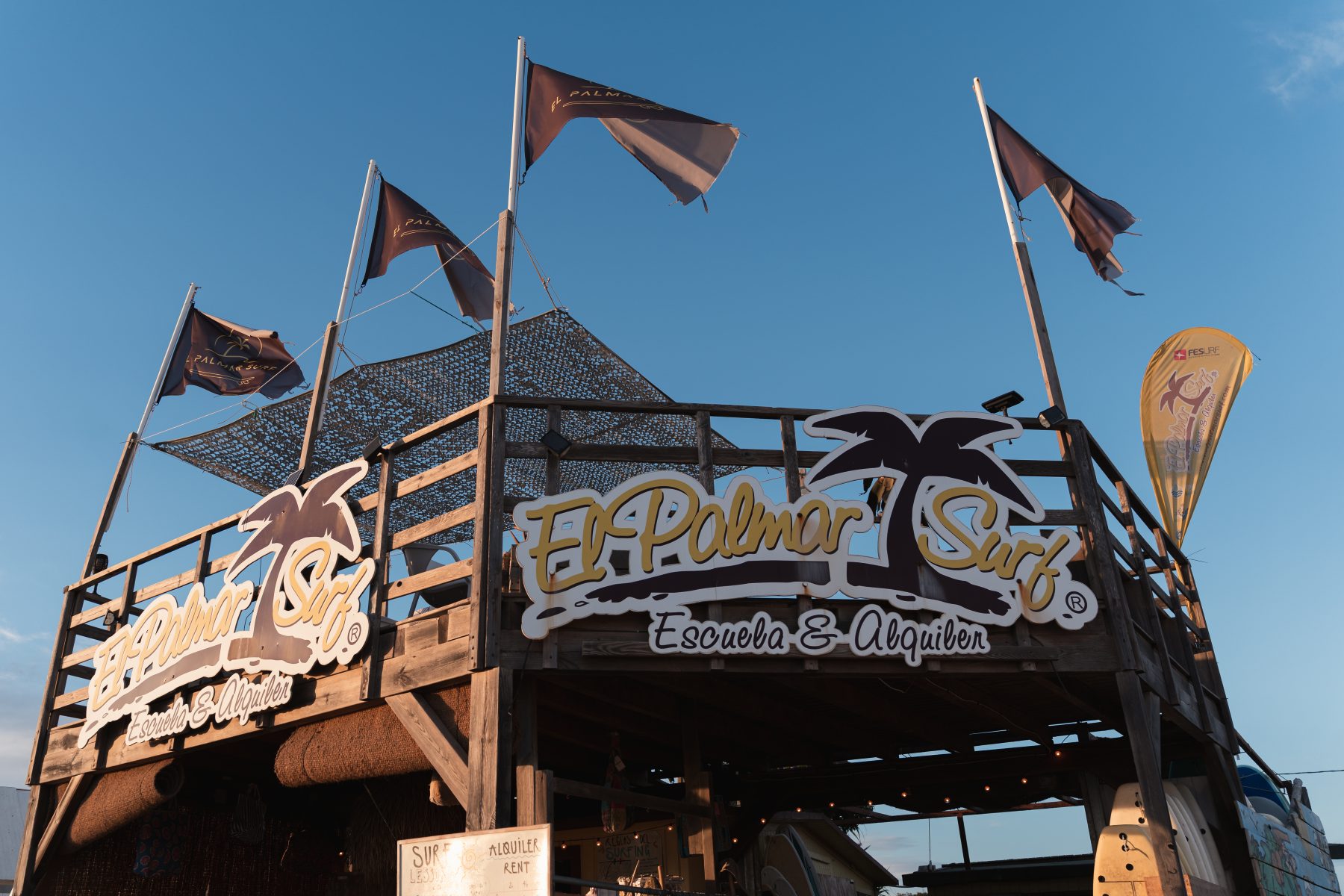 Fachada de la escuela El Palmar Surf